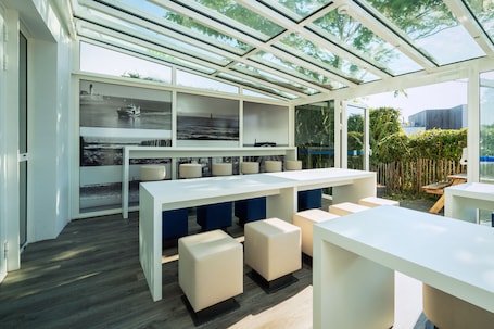 Daily buffet breakfast (EUR 6.60 per person)