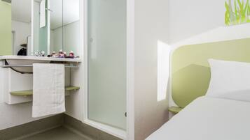 Chambre Triple, plusieurs lits | Salle de bain | Douche, articles de toilette écologiques, sÚche-cheveux