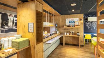Frukostbuffé varje dag (EUR 6.60 per person)