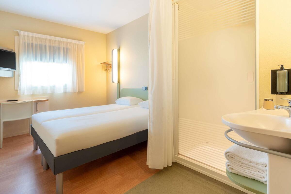 Twin Room, 2 Single Beds | Desk, soundproofing, iron/ironing board (on request)
