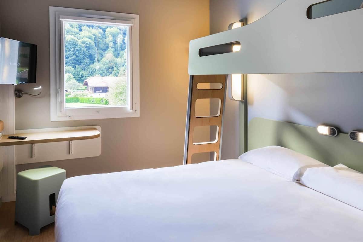 triple room, multiple beds | desk, soundproofing, free wifi, bed sheets