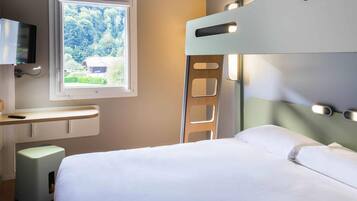 トリプルルーム ベッド (複数台) | デスク、防音設備、WiFi (無料)、ベッドシーツ