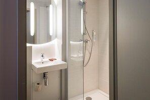 Regadera, amenidades de baño ecológicas, secadora de cabello, toallas 