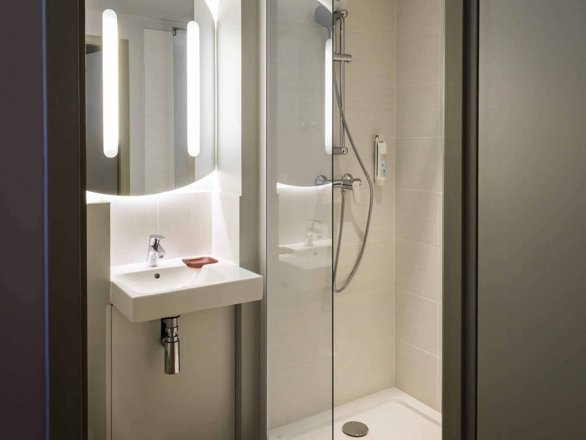 desk, soundproofing, free wifi, bed sheets