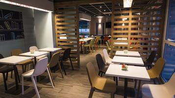 朝食 (ビュッフェ)、毎日提供 (1 名様 9.9 EUR)