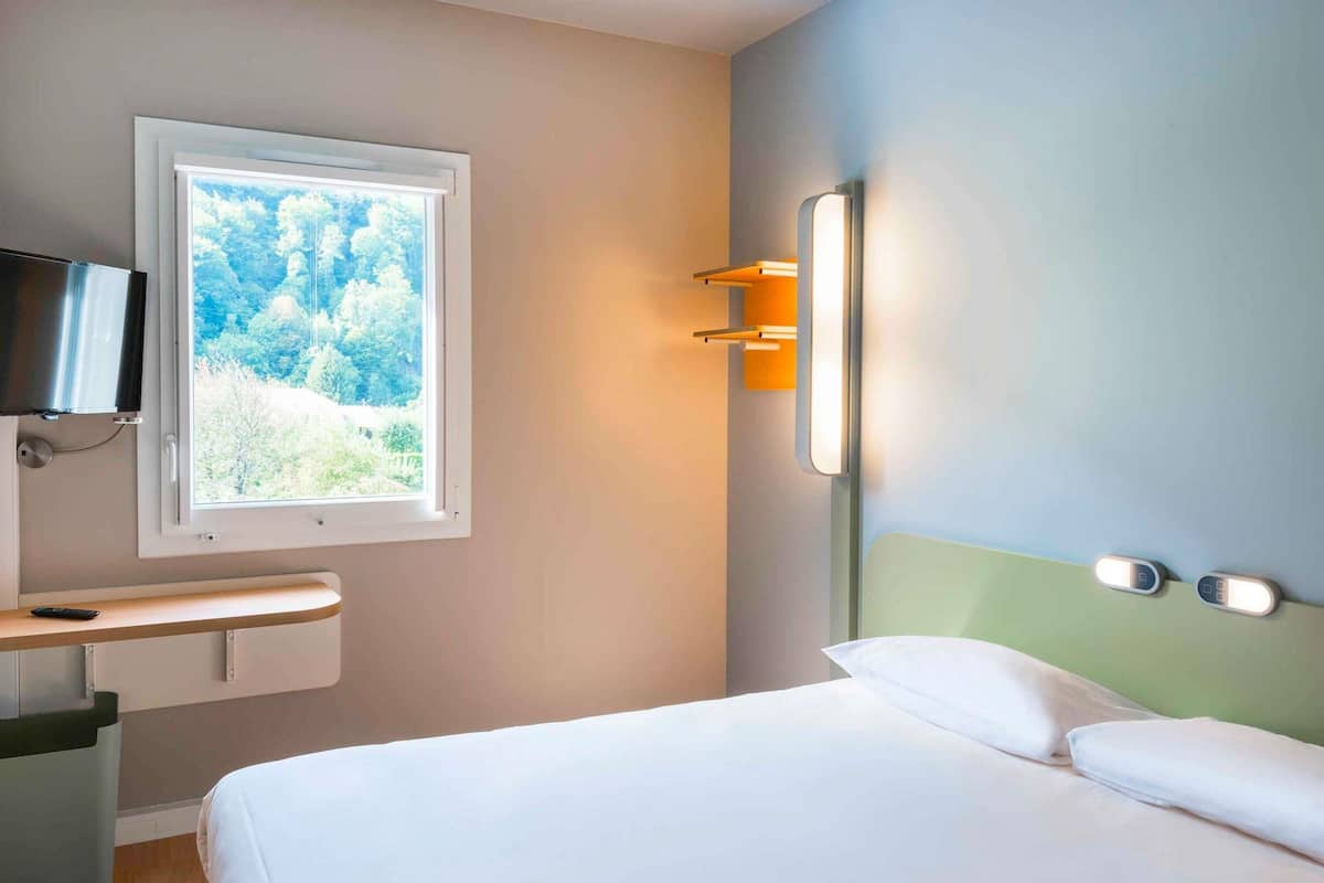 Double Room | Desk, soundproofing, WiFi (free), bed sheets