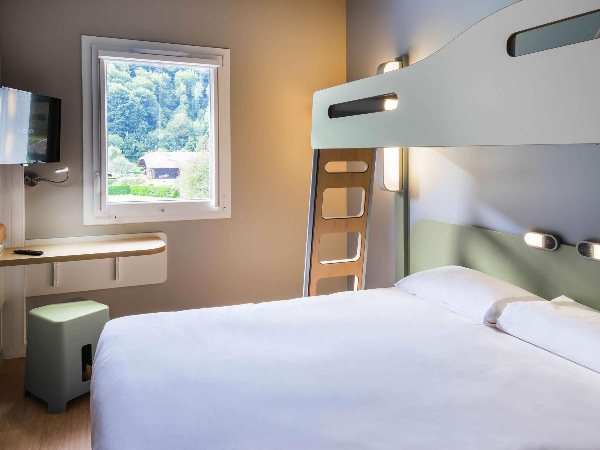 Driepersoonskamer, Meerdere bedden | Een bureau, geluiddichte muren, gratis wifi, beddengoed