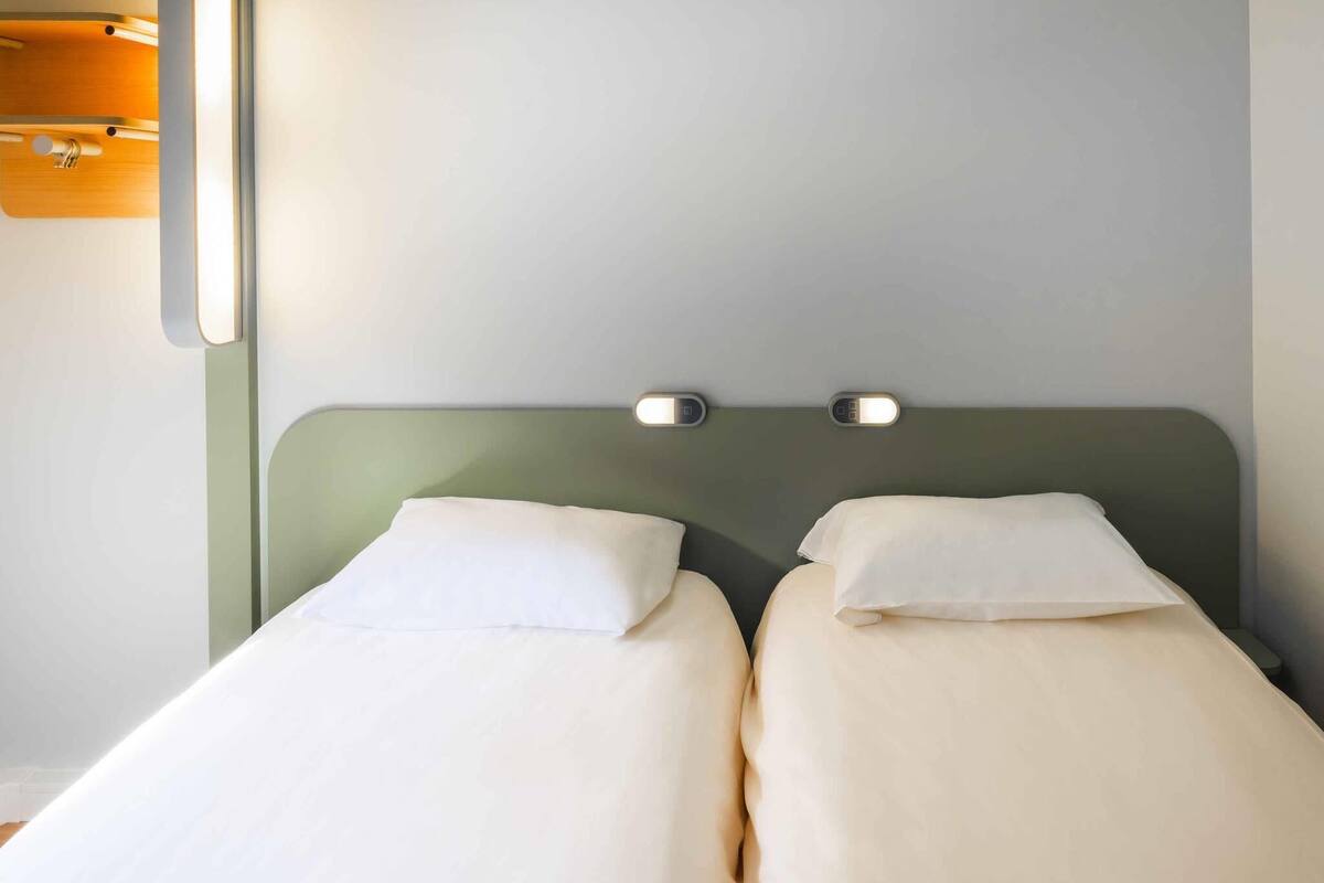 twin room, 2 single beds | desk, soundproofing, free wifi, bed sheets