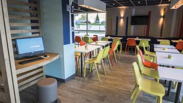 Dagelijks ontbijtbuffet (EUR 9.9 per persoon)