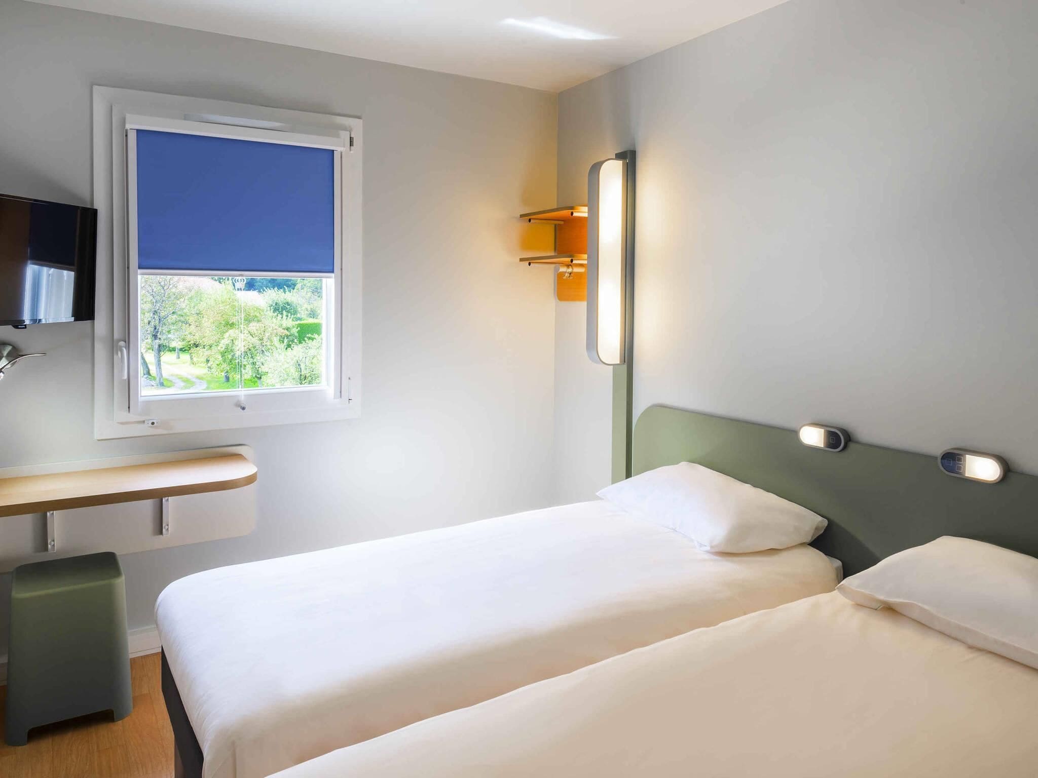 Desk, soundproofing, free WiFi, bed sheets