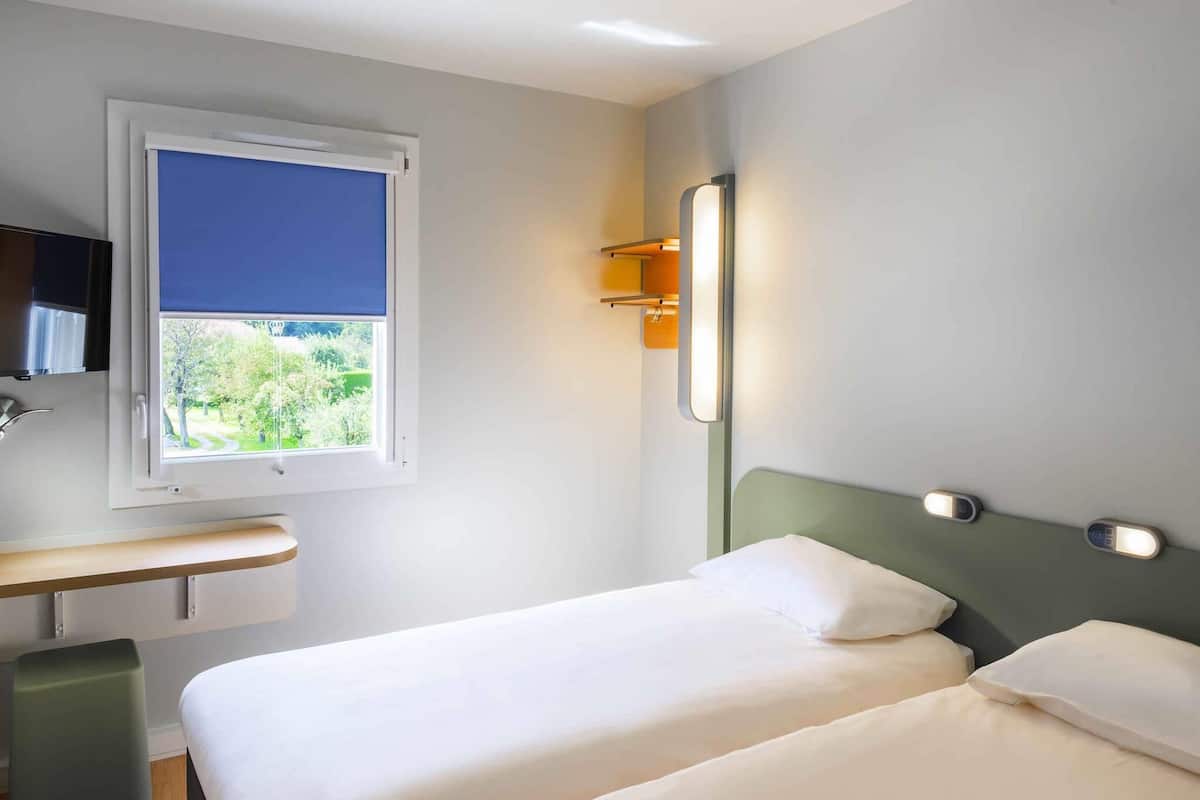 Chambre avec lits jumeaux, 2 lits une place | Bureau, chambres insonorisées, Wi-Fi gratuit, draps fournis