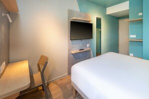 Doppelzimmer | Schreibtisch, laptopgeeigneter Arbeitsplatz, VerdunkelungsvorhÀnge