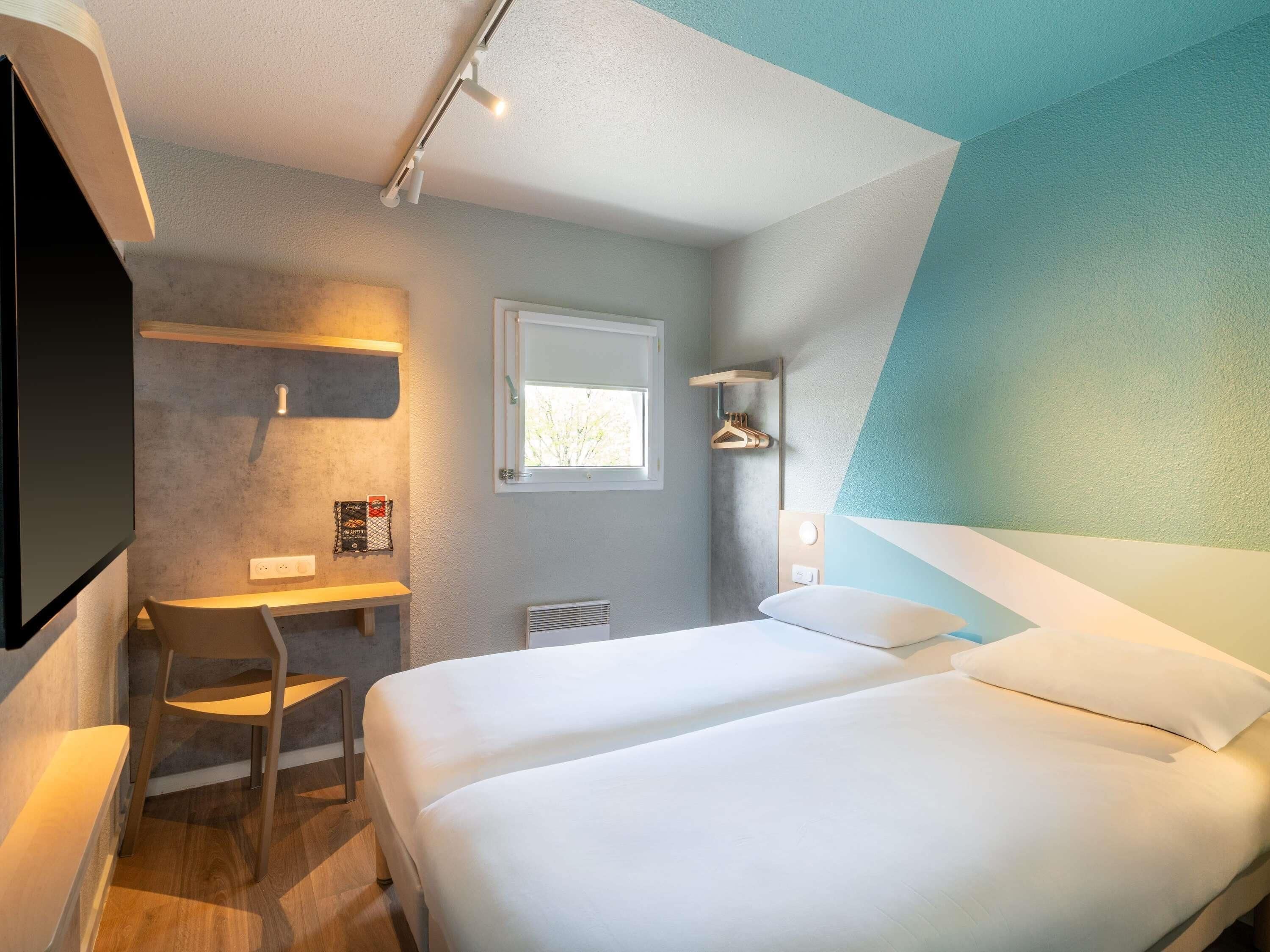 Chambre avec lits jumeaux, 2 lits une place | Bureau, espace de travail pour ordinateur portable, rideaux occultants