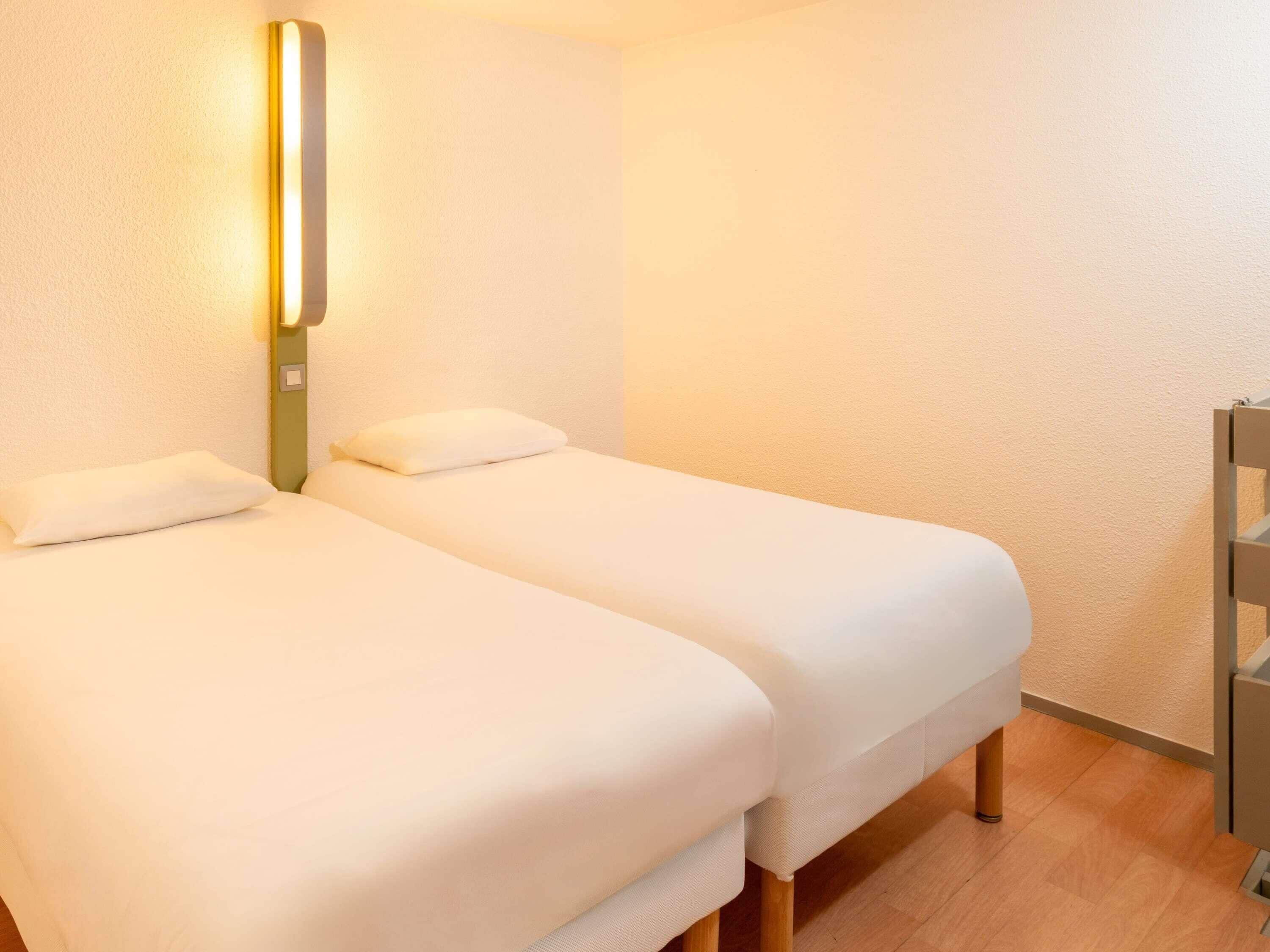 Quarto família, 1 cama de casal e sofá-cama | Escrivaninha, espaço de trabalho para notebook, cortinas blackout
