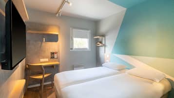 Chambre avec lits jumeaux, 2 lits une place | 1 chambre, bureau, espace de travail pour ordinateur portable