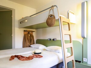 Desk, free cribs/infant beds, free WiFi