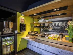 อาหารเช้าแบบบุฟเฟ่ต์ทุกวัน (EUR 6.15 ต่อคน)