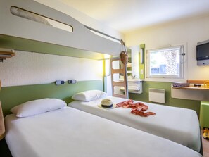 Skrivebord, gratis baby-/barnesenge, gratis Wi-Fi