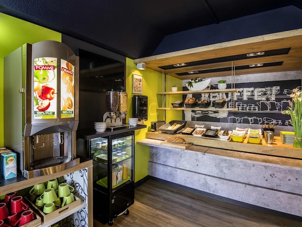 Café da manhã com buffet todos os dias (EUR 6.15 por pessoa) 