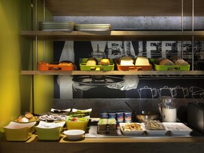 Café da manhã com buffet todos os dias (EUR 6.15 por pessoa) 