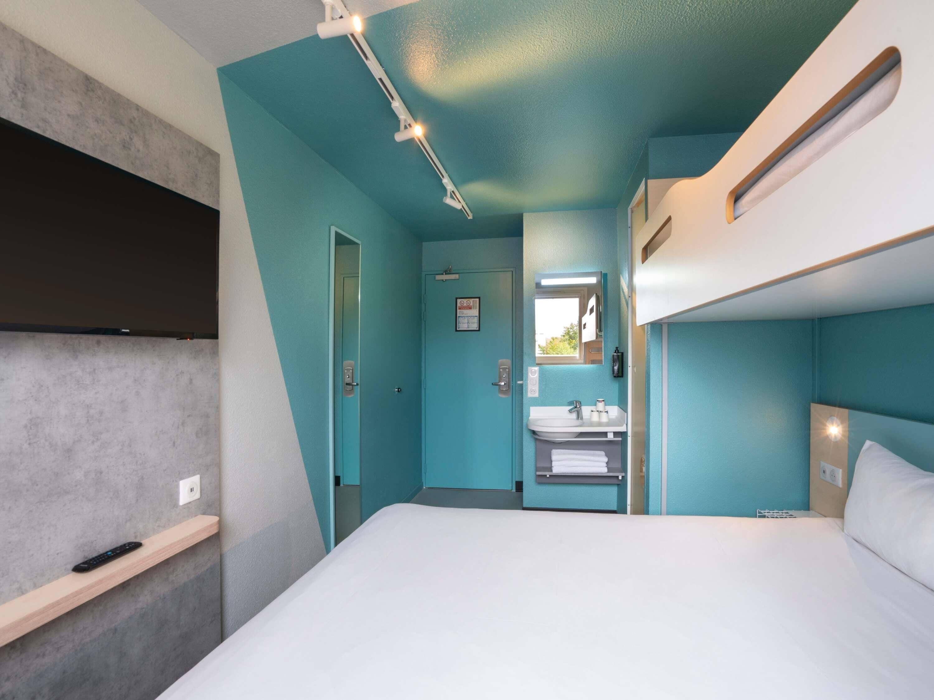Standard Room with 1 double bed and 1 bunk bed | Desk, free cots/infant beds, free WiFi, bed sheets