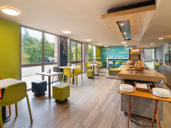 Petit déjeuner buffet (9.9 EUR par personne)