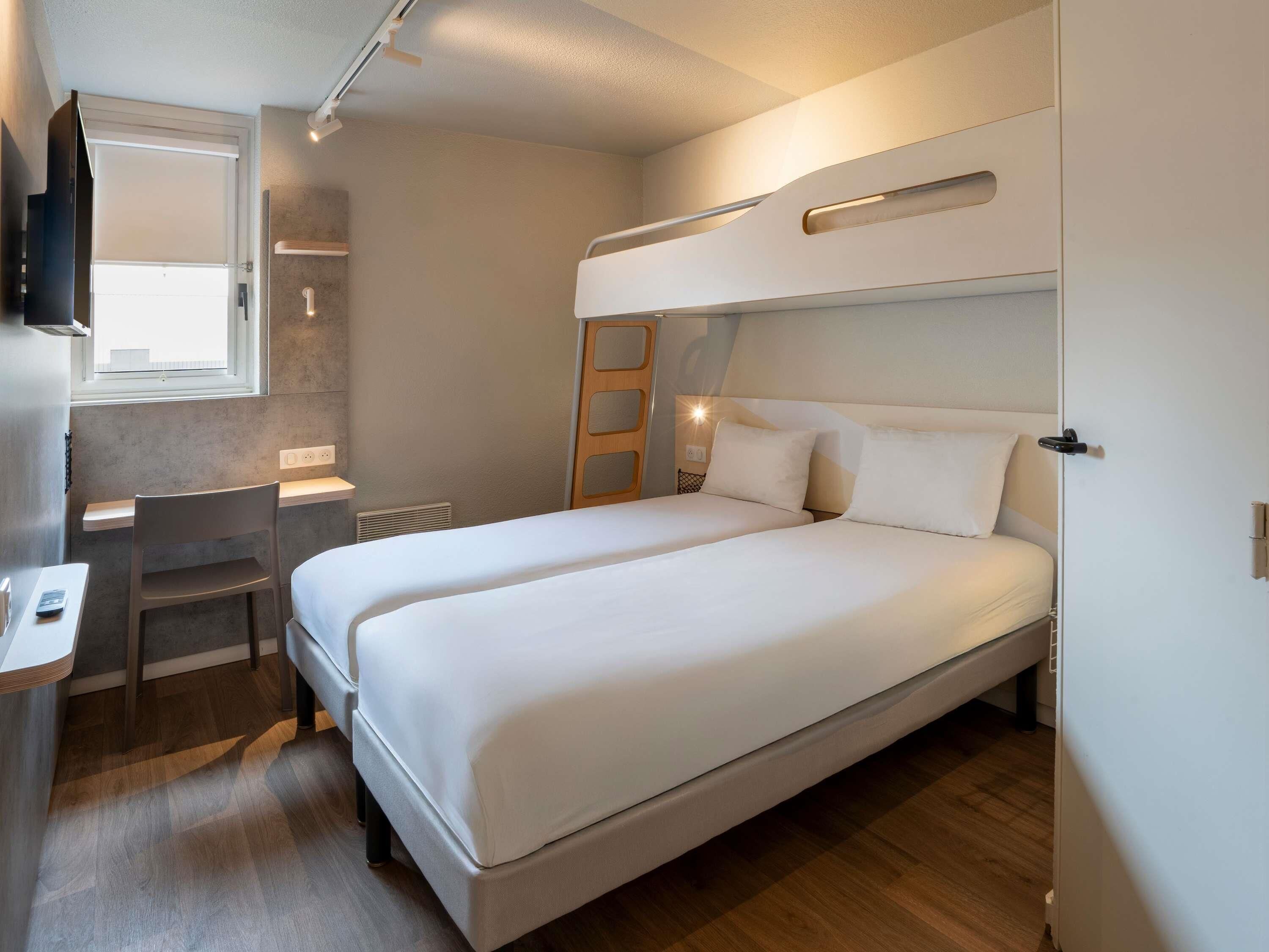 Triple Room (2 Twin Beds and 1 Single Bunk Bed) | Meja, katil bayi/kot (percuma), Wi-fi percuma, cadar katil 