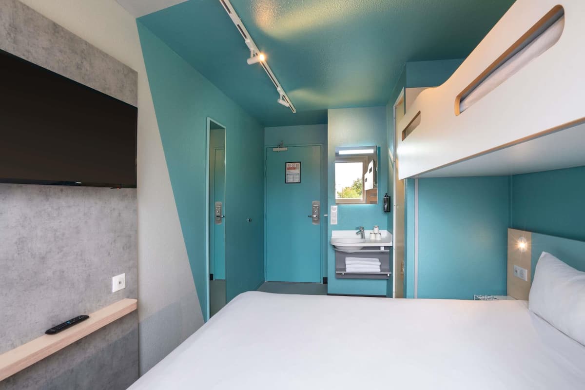 Desk, free cots/infant beds, free WiFi, bed sheets