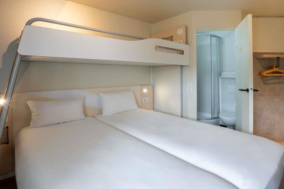 Trippelrum (2 Twin Beds and 1 Single Bunk Bed) | Skrivbord, gratis barnsÀngar, gratis wi-fi och sÀngklÀder