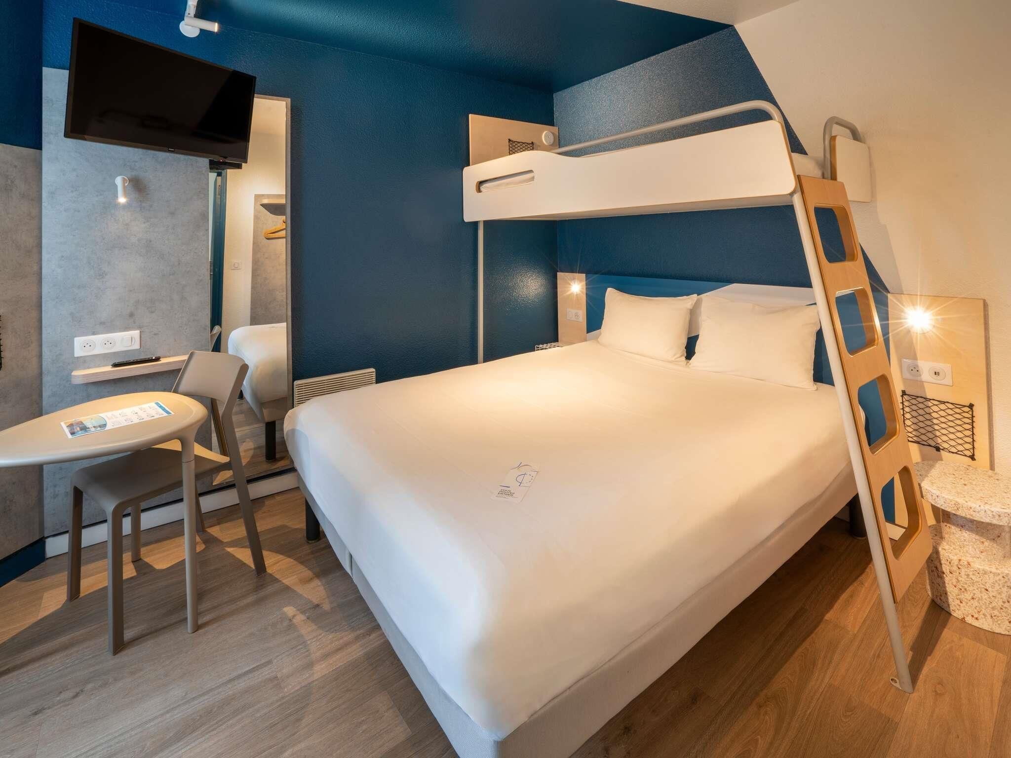 Triple Room (1 double bed and 1 bunk bed) | Meja, katil bayi/kot (percuma), Wi-fi percuma, cadar katil 