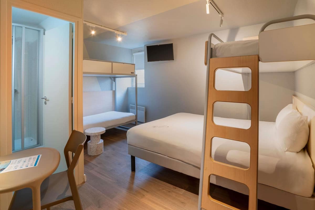 Familjerum - 2 dubbelsÀngar | Skrivbord, gratis barnsÀngar, gratis wi-fi och sÀngklÀder