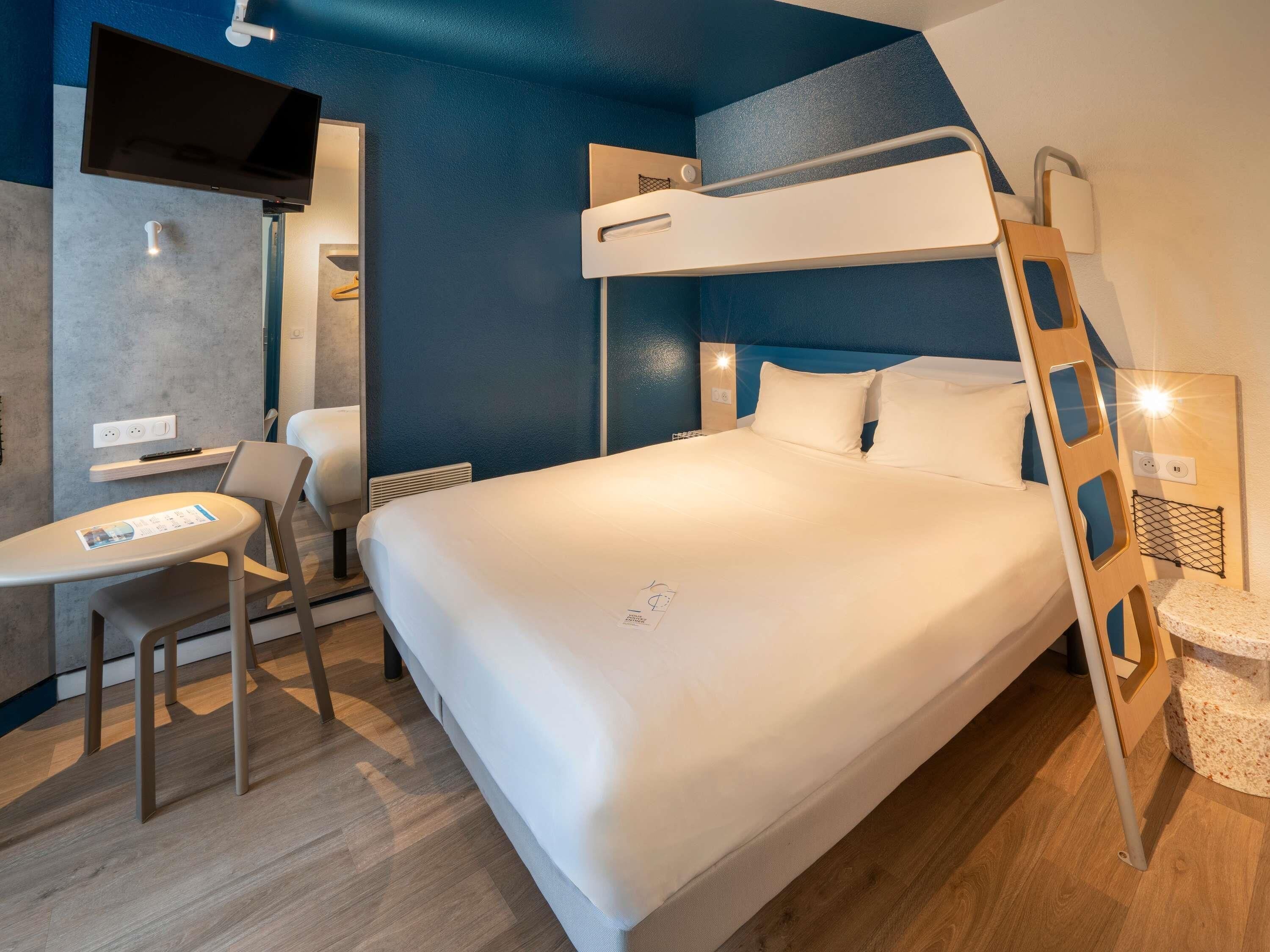 Standard Room with 1 double bed and 1 bunk bed | Desk, cribs (free), WiFi (free), bed sheets