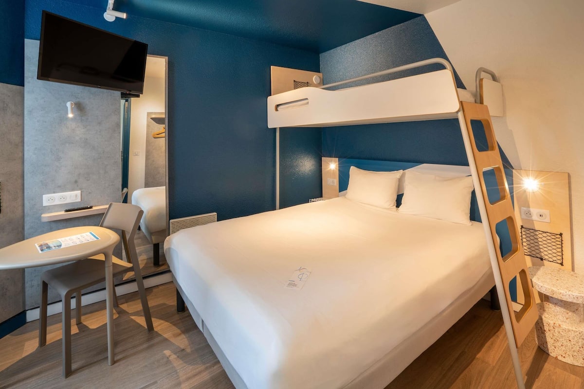 Trippelrum (1 double bed and 1 bunk bed) | Skrivbord, gratis barnsÀngar, gratis wi-fi och sÀngklÀder