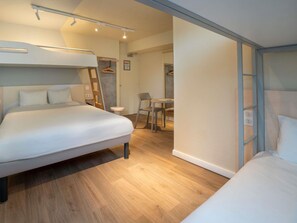 Habitación familiar, 2 camas dobles | Escritorio, cunas gratuitas, wifi gratis y ropa de cama