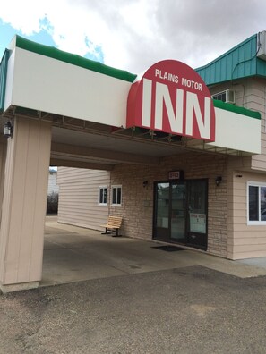 Property entrance - Plains Motor Inn (Stettler)