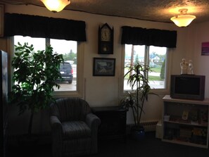 42-inch flat-screen TV with cable channels, TV - Plains Motor Inn (Stettler)