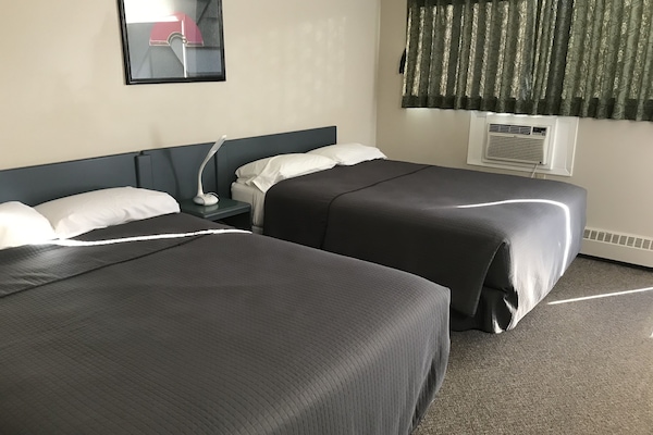 Kamar Standar, 2 Tempat Tidur Double | Seprai premium, selimut bulu angsa, dan meja kerja