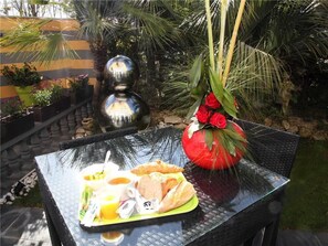 Outdoor dining - ibis budget Nice Palais Nikaia (Nice)