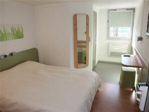 Desk, free WiFi - ibis budget Nice Palais Nikaia (Nice)