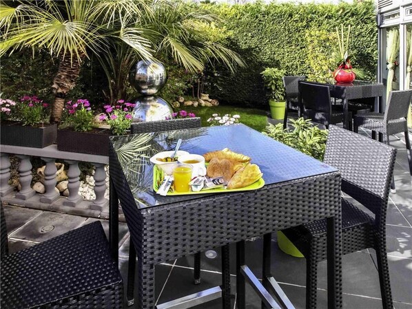 Outdoor dining - ibis budget Nice Palais Nikaia (Nice)