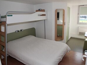 Una scrivania, Wi-Fi gratuito