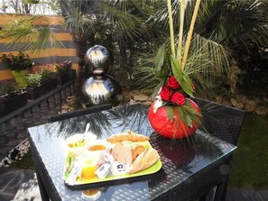 Outdoor dining - ibis budget Nice Palais Nikaia (Nice)