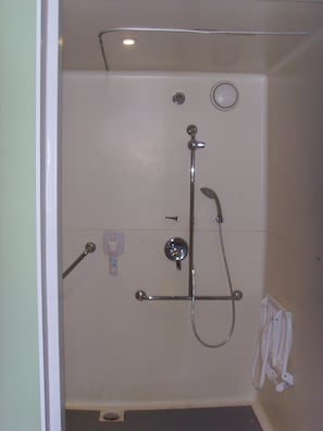 Habitació triple, diversos llits | Bany | Dutxa i articles de tocador respectuosos amb el medi ambient