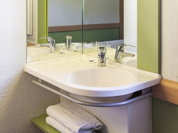Desk, soundproofing, iron/ironing board, free cots/infant beds - ibis budget Saint Gratien Enghien les Bains (Saint-Gratien)