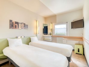 Twin Room, 2 Katil Bujang (Single) | Meja, kalis bunyi, Wi-fi percuma, cadar katil