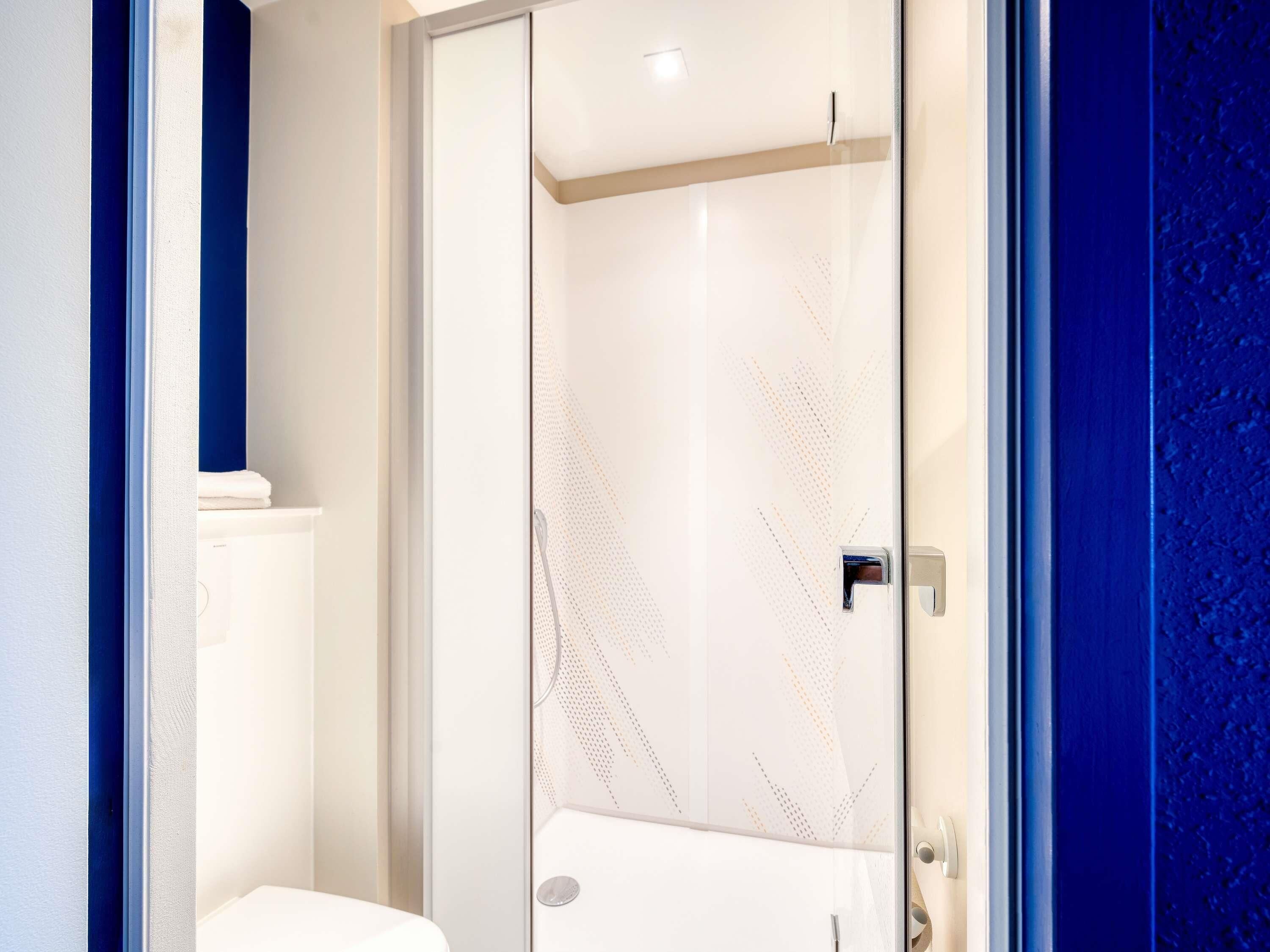 Desk, soundproofing, free WiFi, bed sheets