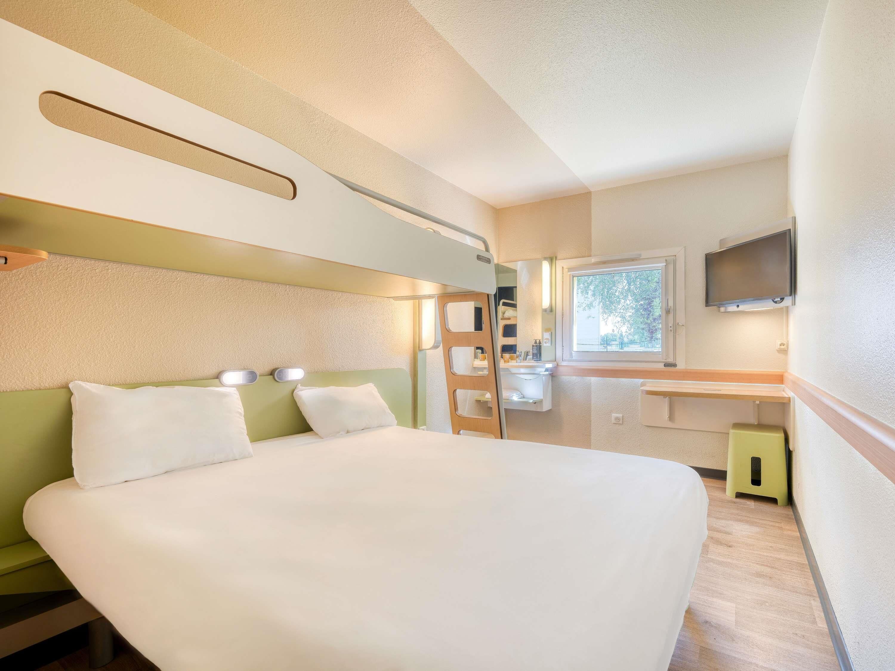 Triple Room, Multiple Beds | Desk, soundproofing, WiFi (free), bed sheets