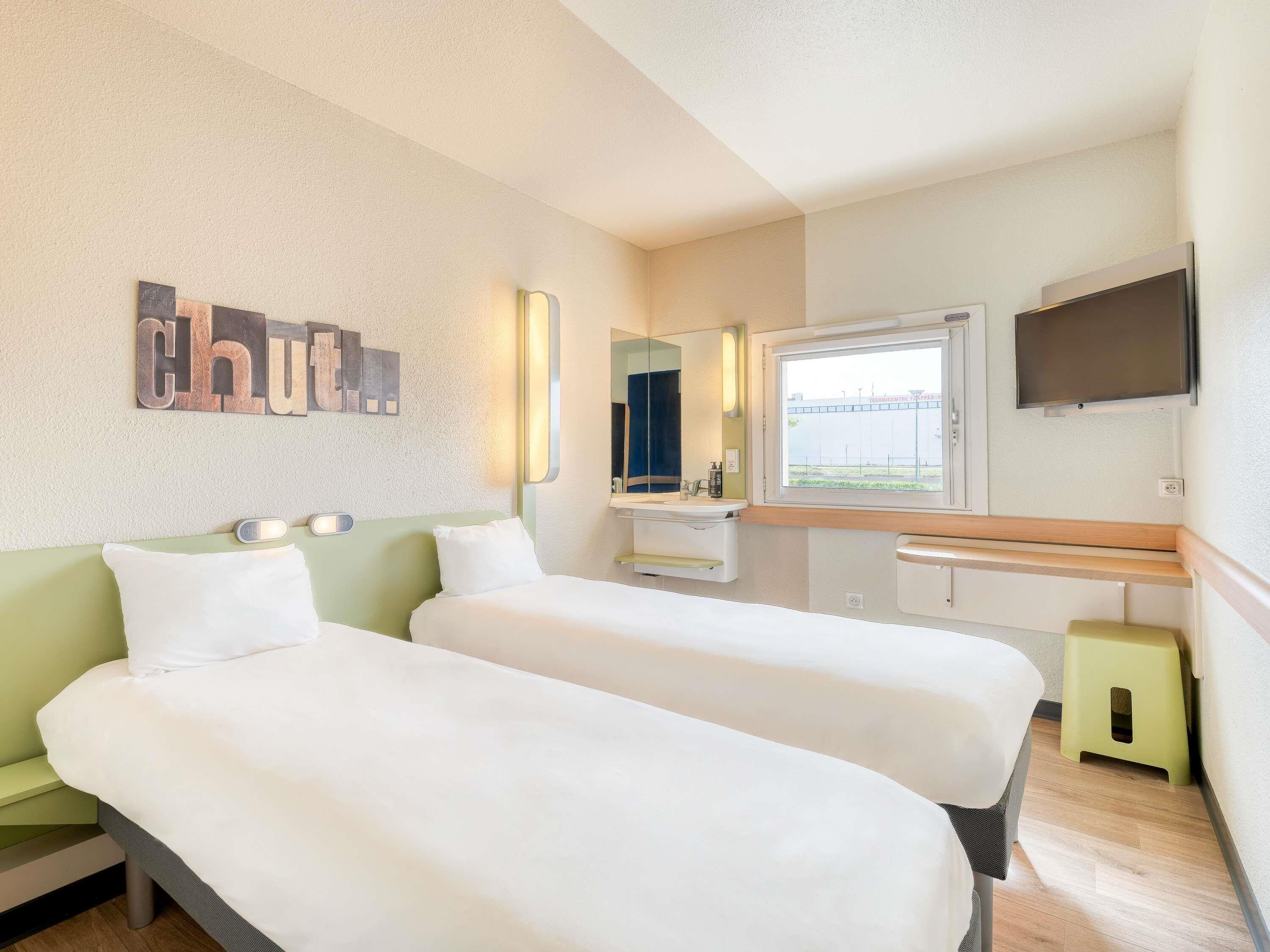 Twin Room, 2 Single Beds | Desk, soundproofing, free WiFi, bed sheets