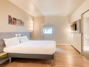 Desk, soundproofing, free WiFi, bed sheets - ibis budget Versailles Trappes (Trappes)