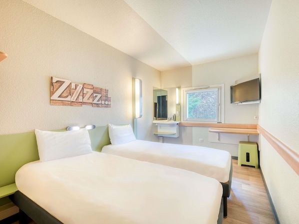 Twin Room, 2 Twin Beds | Desk, soundproofing, free WiFi, bed sheets